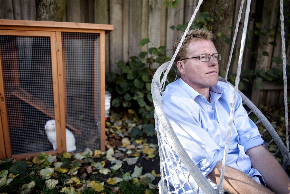Sebastian Klein i profil. Han sidder i en hængestol i en have og stirre ud i luften. 