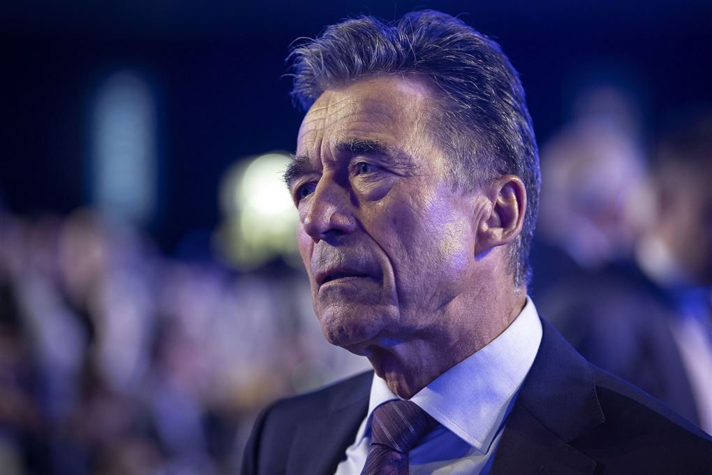 anders fogh iført jakke og slips