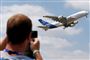 en mand tager et billede af et fly i luften