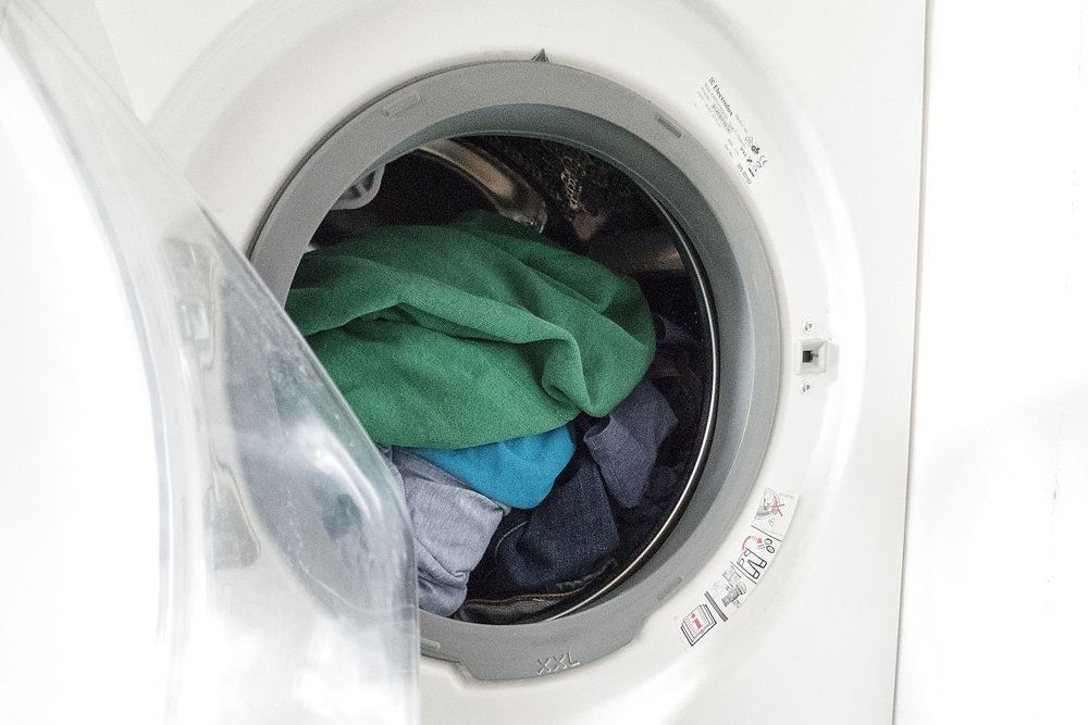 vaskemaskine fyldt med tøj