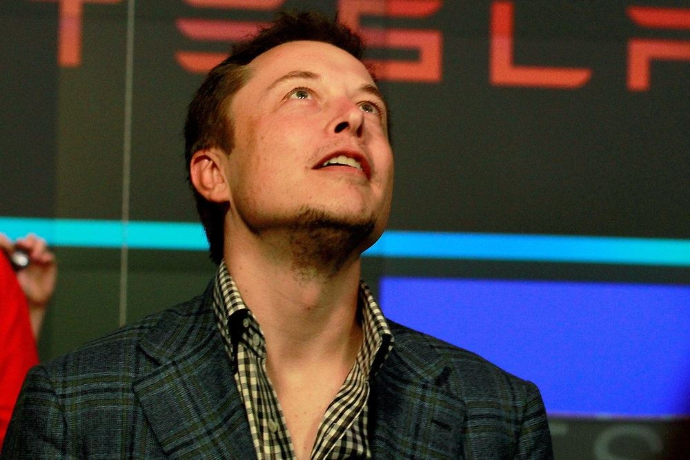 Elon Musk kigger op mod stjerne 