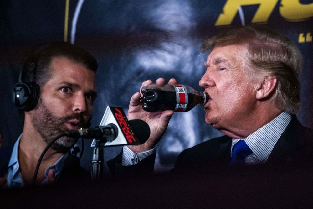Donald Trump Jr. ved siden af sin far Donald Trump