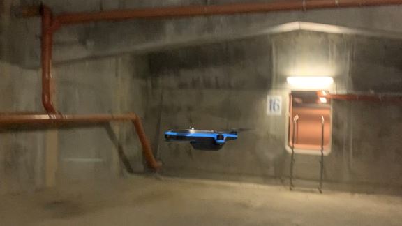 En drone i et betonmiljø