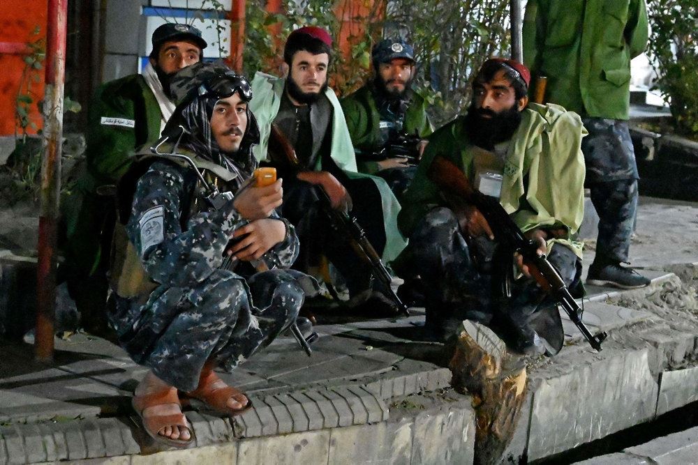 Talibanere på hug ved et hjørne