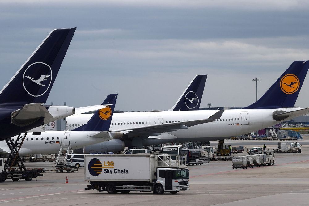 En række Lufthansa-fly på jorden i en lufthavn