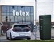 En bil bliver ladet op foran føtex