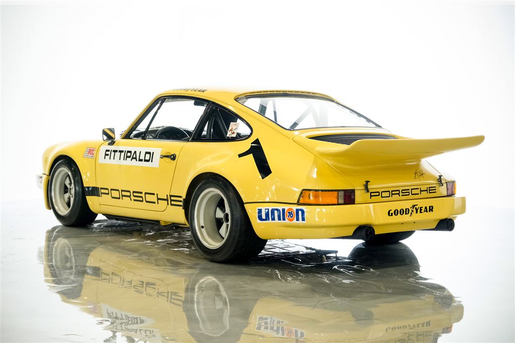 En gul Porsche bagfra
