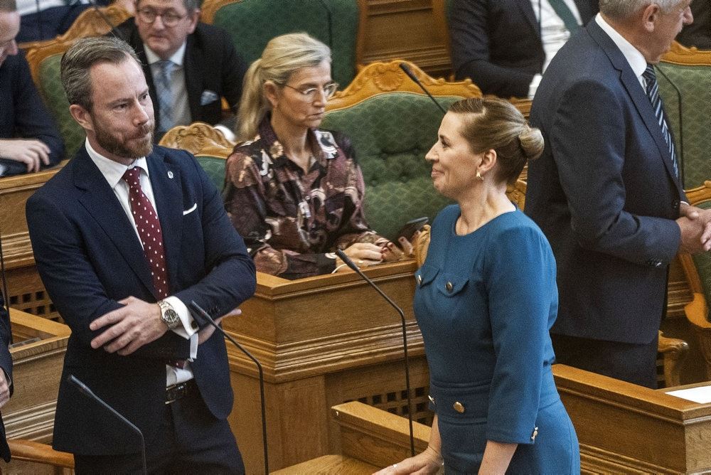 Jakob Ellemann-Jensen og Mette Frederikseb taler sammen i folketingssalen