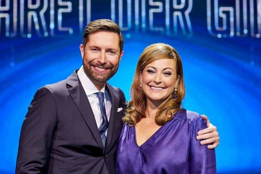 En mand med skæg og en kvinde i lilla kjole