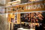 butiksvindue med black friday-skilt 
