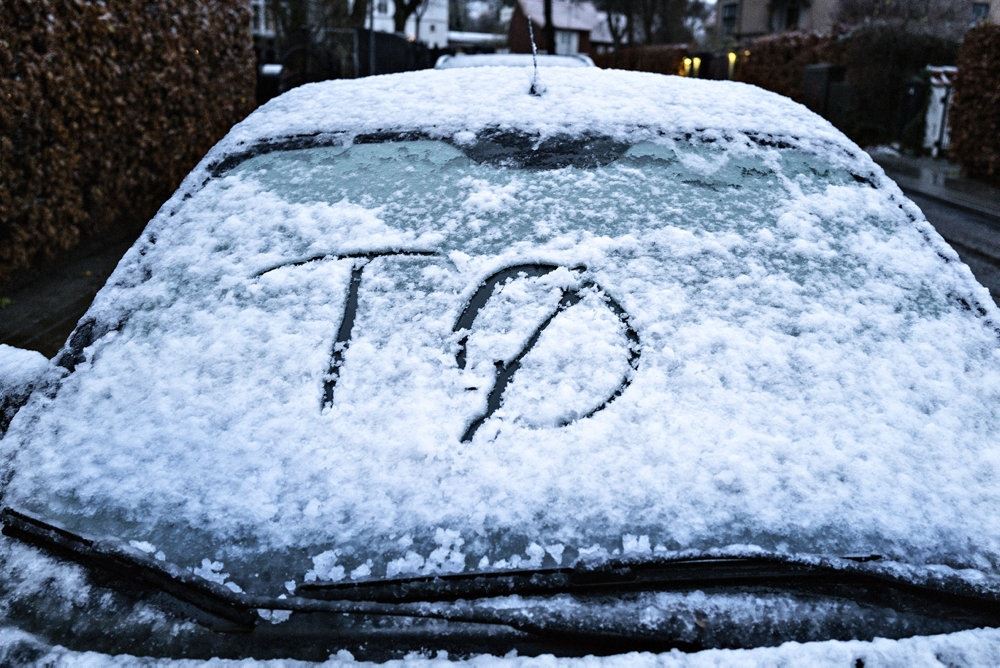 forrude på bil dækket af sne