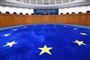 Den Europæiske Menneskerettighedsdomstol  på gulvet er et blåt gulvtæppe med gule stjerner i en cirkel. 