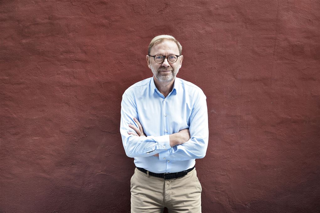 mand står op ad mur