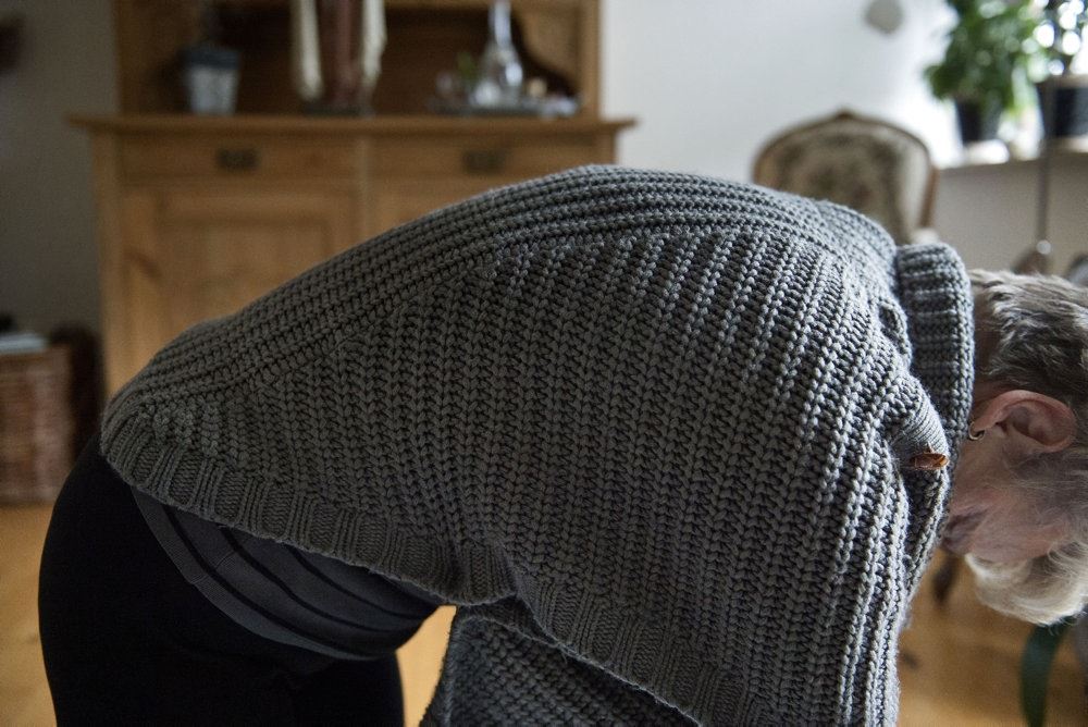 En foroverbøjet person