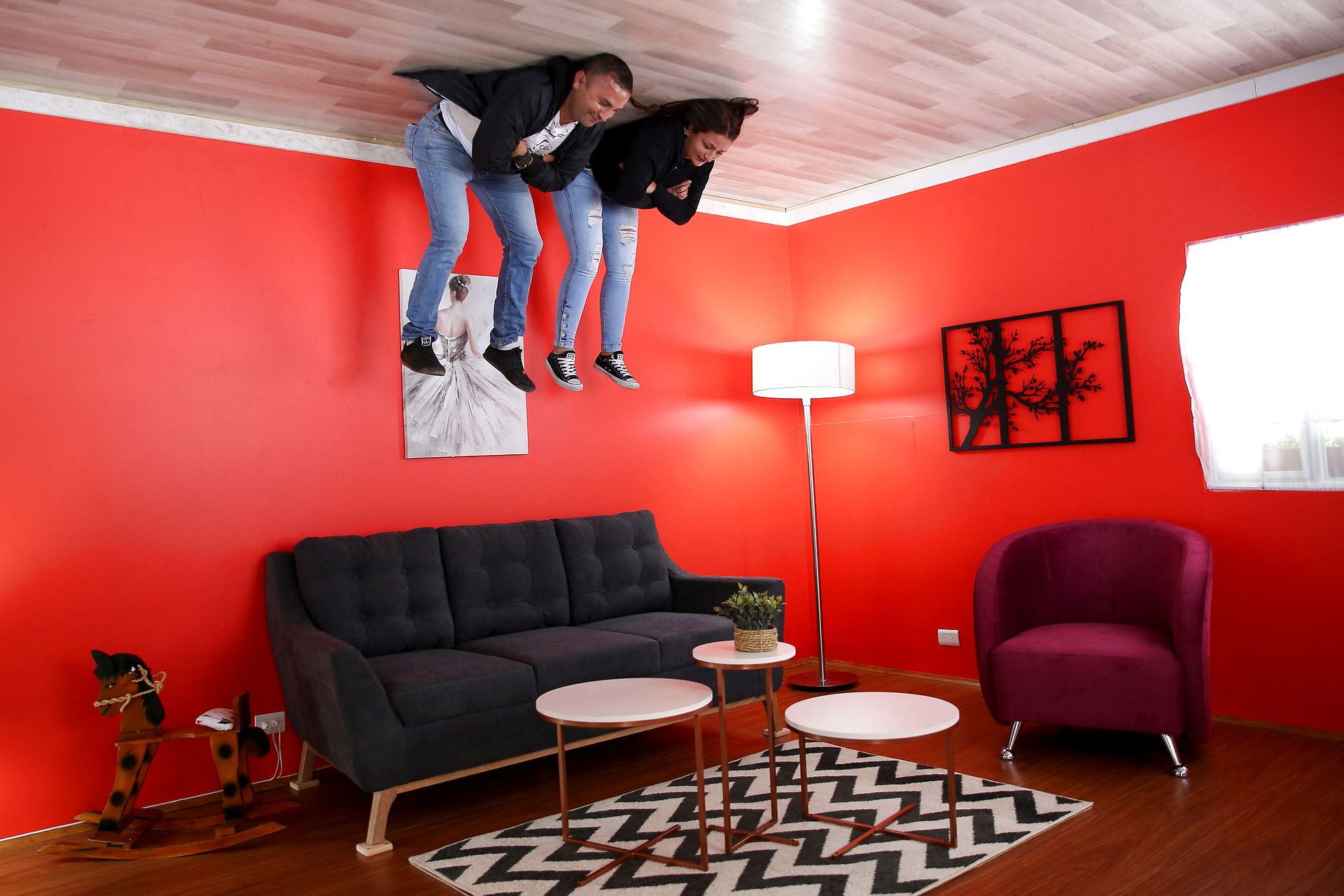 Знак вопроса в испанском языке. Жилой дом перевёртыш. Дтп в ульяновске в ж/д районе. 06. Человек вверх ногами.