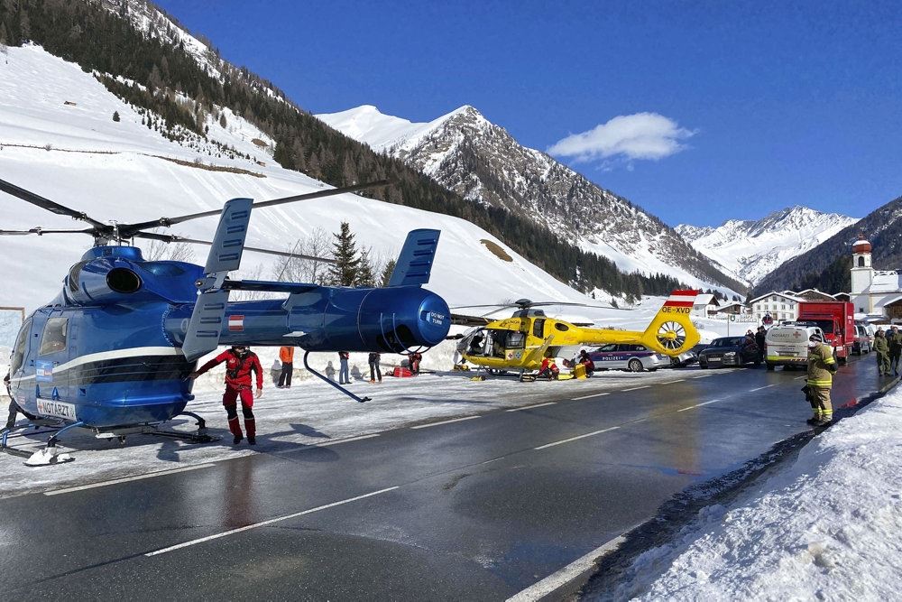 redningshelikopter holder i vinterlandskab
