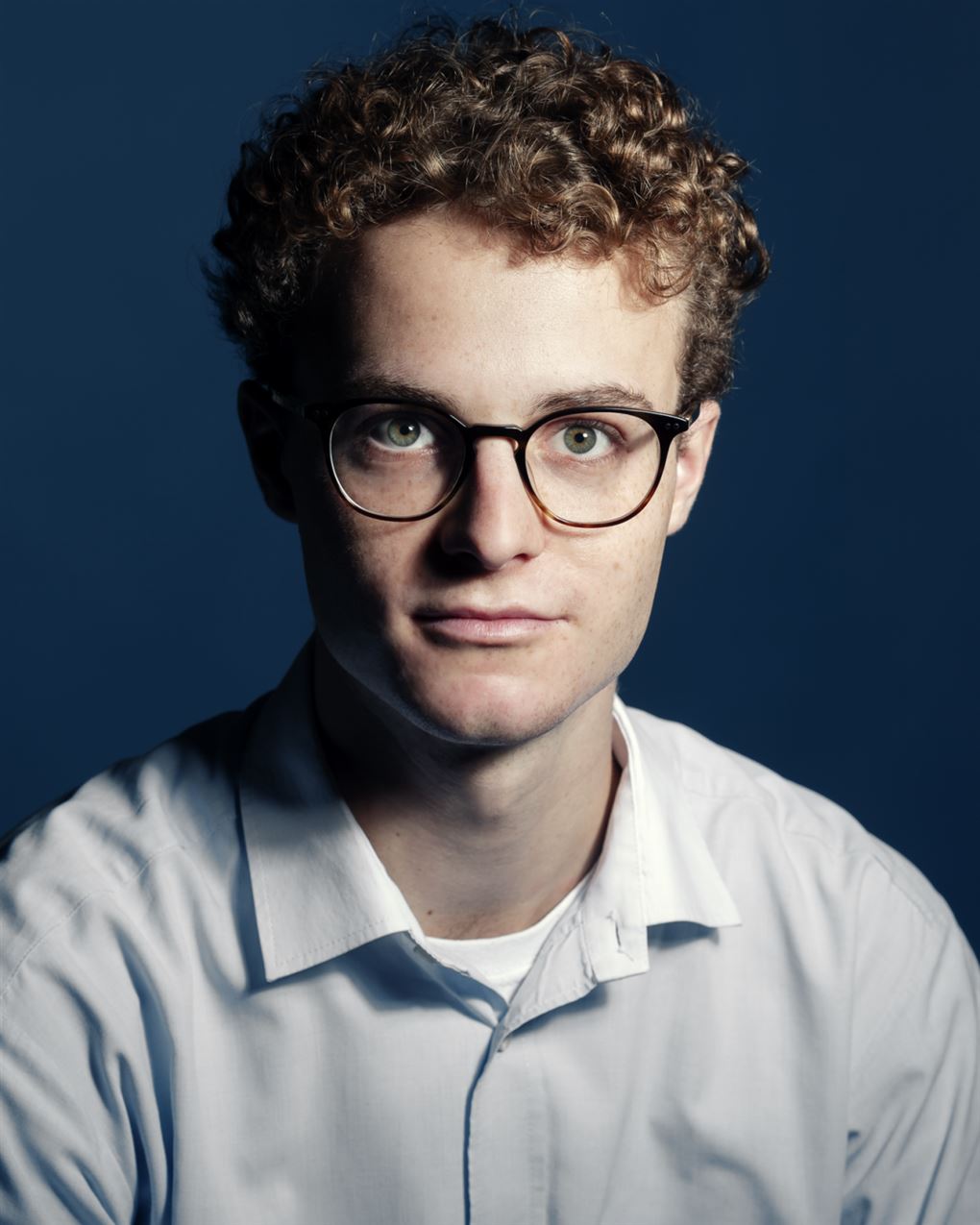 En ung mand med briller