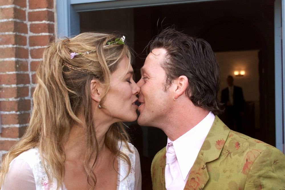 Renee Toft Simonsen og Thomas Helmig kysser ude foran kirken da de blev gift i 2000.
