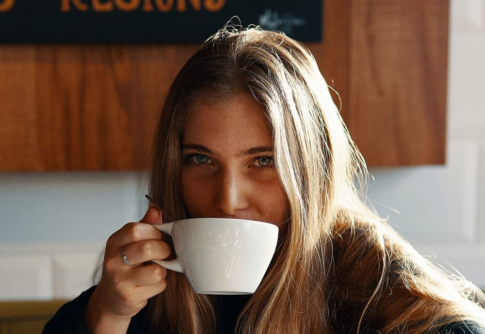 kvinde drikker kaffe