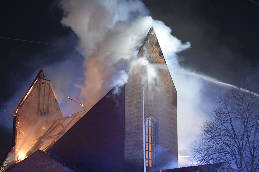 Hyltebjerg Kirke brænder