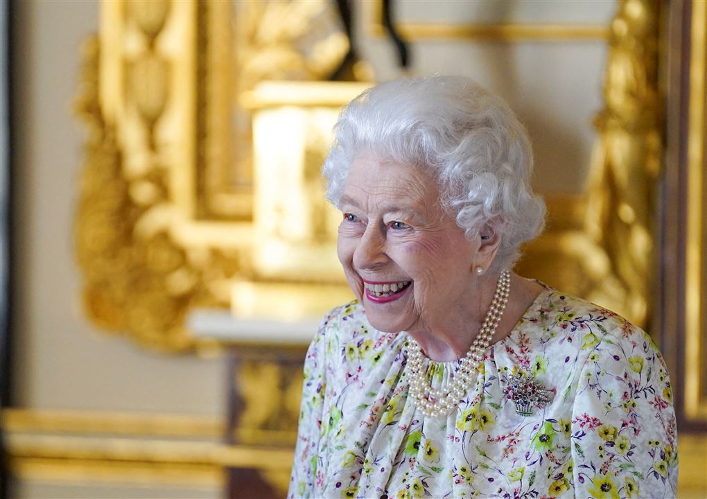 Dronning Elizabeth smiler 