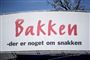Et skilt med Bakken