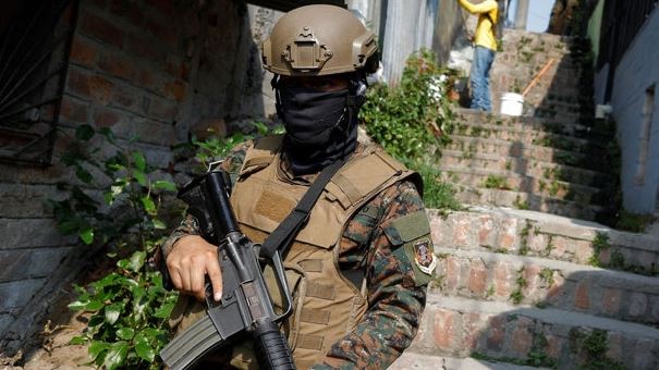 soldat på patrulje i san salvador