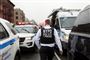 politimand går på gaden i New York
