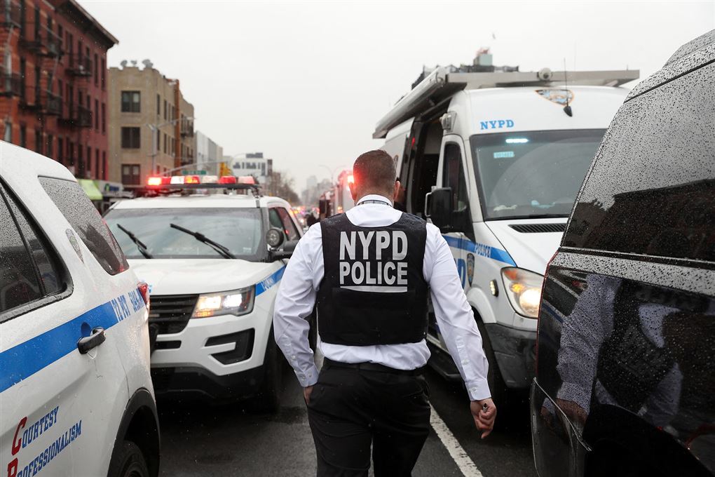 politimand går på gaden i New York