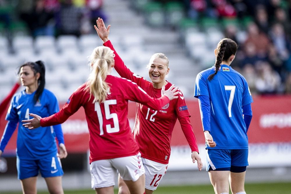 fodboldspillere i aktion 