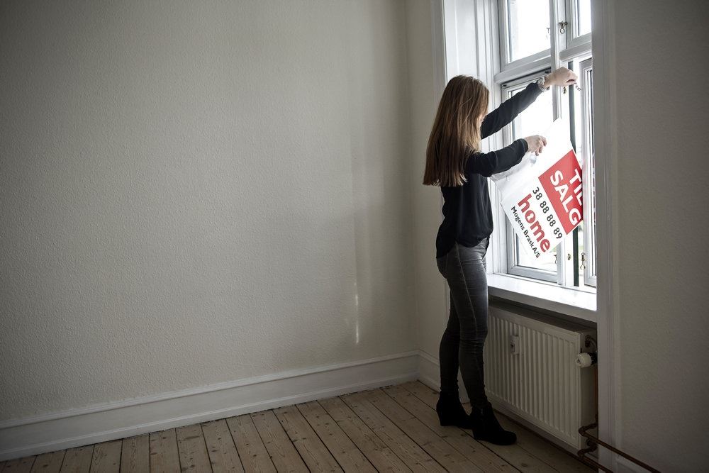 et til salg skilt bliver taget ned i en lejlighed