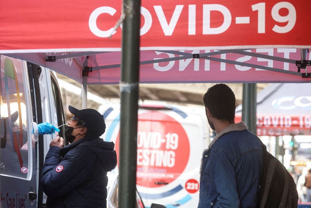 En mand bliver testet for coronasmitt