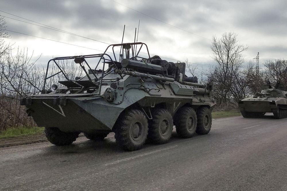 militærkøretøj på vej 