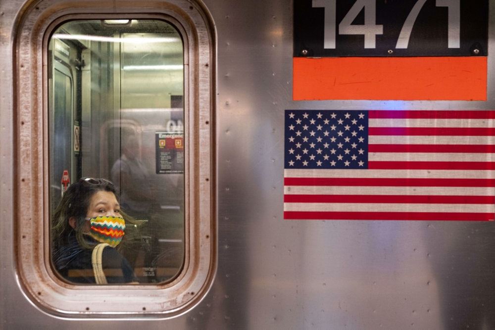 Kvinde med mundbind i USA
