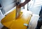person putter stemmeseddel i kasse