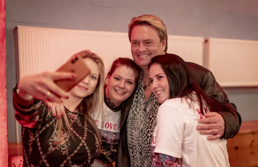 johnny hansen med fans