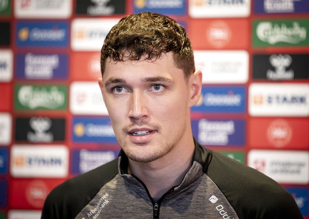 Andreas Christensen til en pressekonference i forbindelse med en landskamp.