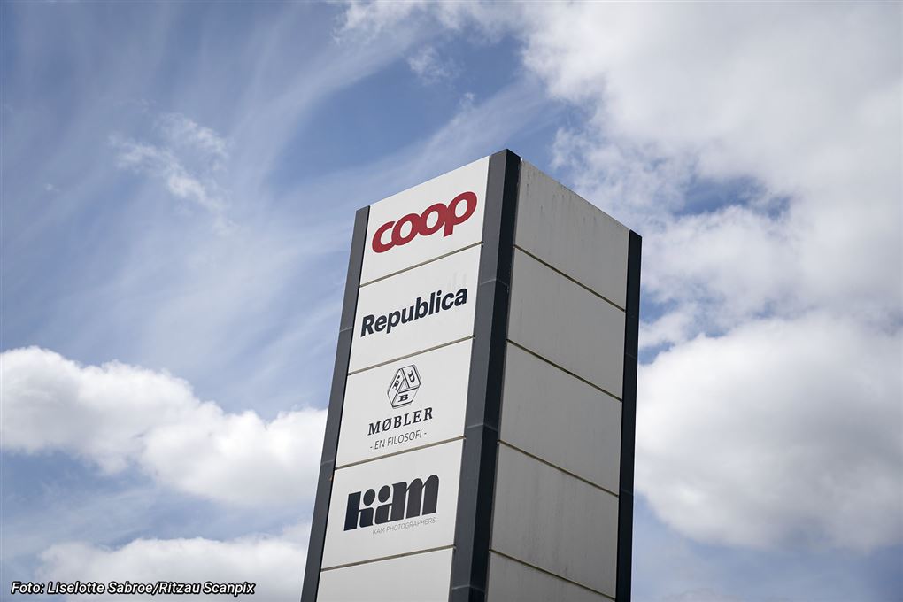 Coops logo på en søjle