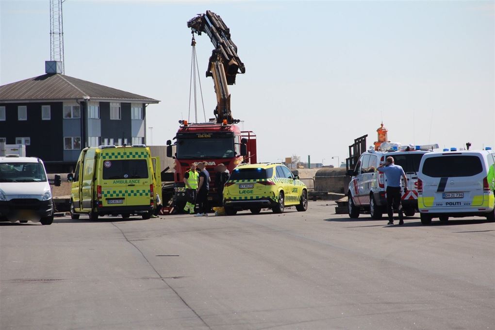 Polit og ambulancer på havn