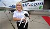 En stewardesse med en hund