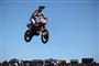 motocross-kører i luften