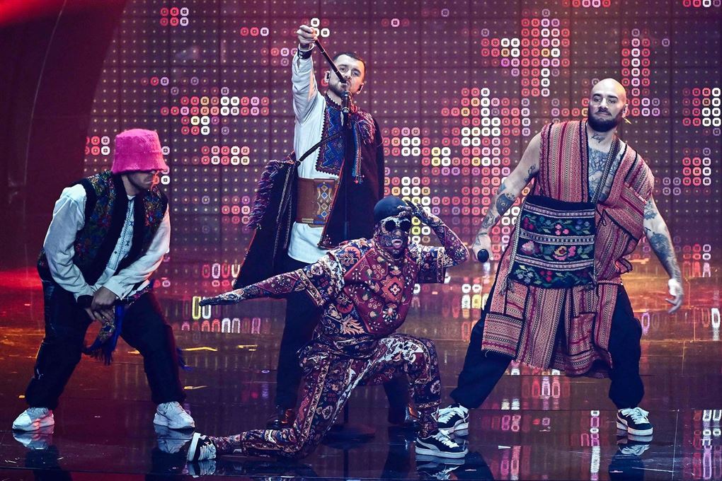 Farverige folk på en scene