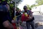 En politimand tager imod blomster fra en lokal indbygger for at lægge dem på et mindested uden for skolen Robb Elementary School i Uvalde i Texas.