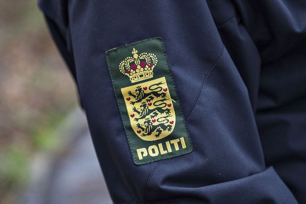 Ærmet på en politibetjents jakke