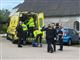 Ambulancefolk og politibetjente omkring en ambulance