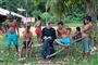 Dom Phillips blandt en gruppe af indfødte i Amazonas
