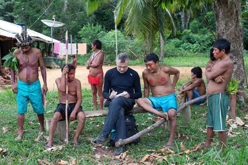Dom Phillips blandt en gruppe af indfødte i Amazonas