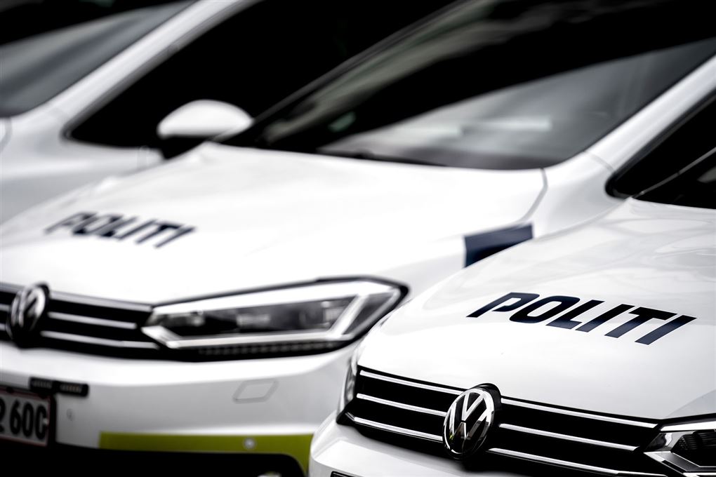 Politibiler holder ved siden af hinanden.