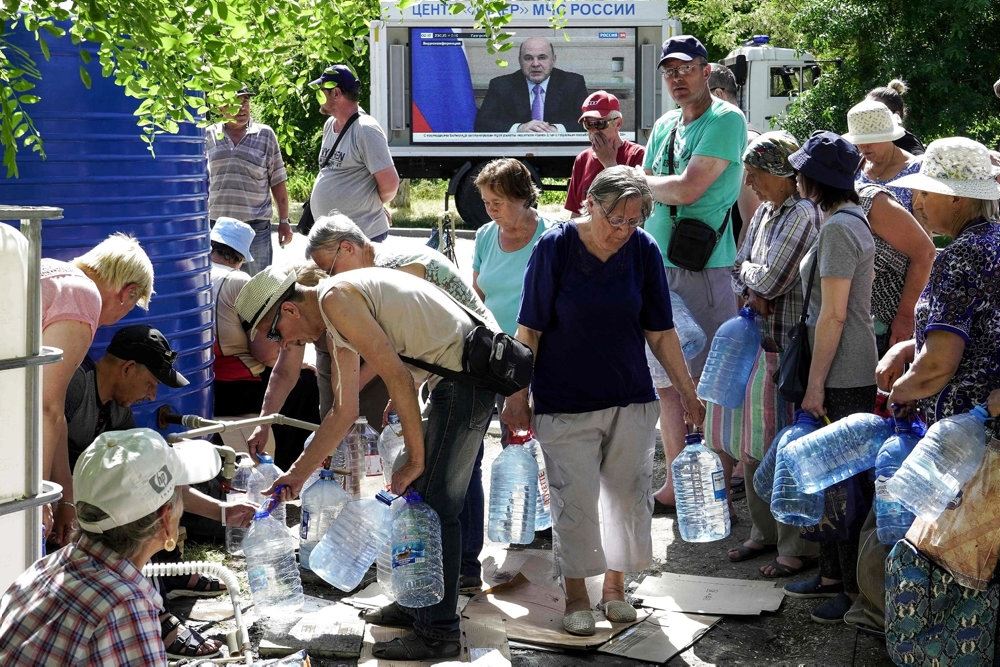 Indbyggere i Mariupol henter rent vand.