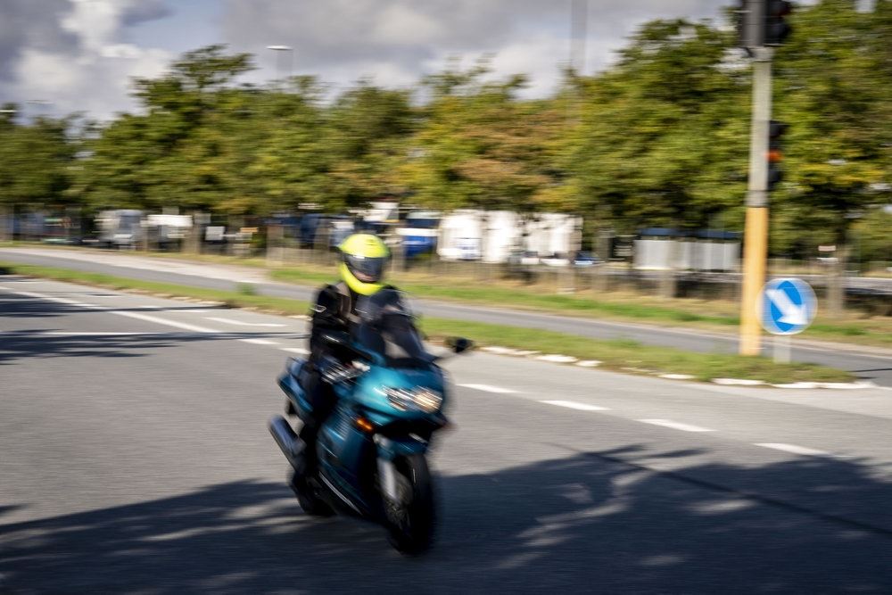 en motorcykklist på en vej